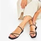 Сандалии на плоской подошве