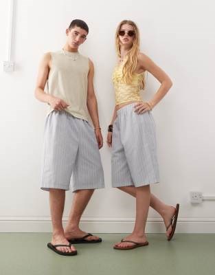 Унисекс шорты с высокой талией Reclaimed Vintage в синюю полоску с эластичным поясом 11040618