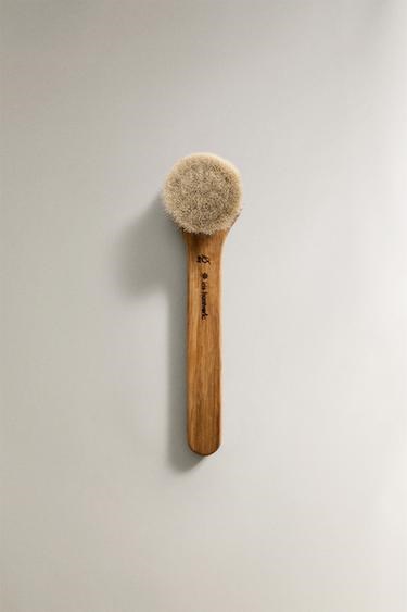 Zara Home Щетка для лица с длинной ручкой, мягкой гибкой щетиной и дубовой рамой 11037681