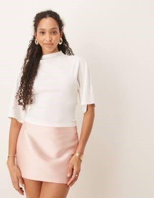 Топ с высоким воротником и коротким рукавом, драпировкой и завязками на спине от GINA TRICOT, цвет айвори 10046247