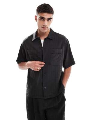 Легкая рубашка Pull&amp,Bear с короткими рукавами, карманами и прямым кроем 11037523