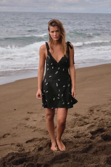 Zara Короткое платье из хлопка и льна с вышивкой цветочным узором, V-образным вырезом и скрытой молнией 11171490