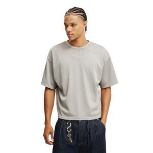 Cotton On Мужская футболка с сетчатой текстурой Cropped Fit с боковыми разрезами и круглым вырезом — стильный элемент гардероба 10047113