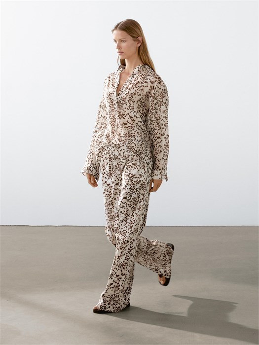 Прямые хлопковые брюки с анималистичным принтом и завязывающимся поясом от Massimo Dutti 11201968