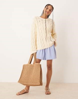 Объемный свитер с косым вязанием Gina Tricot в масляном цвете с круглым вырезом и рифлеными краями 11202410