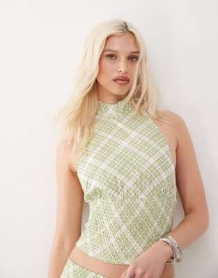 Приталенный молодёжный топ COLLUSION с открытыми плечами и рюшами в зелёную клетку 11169536