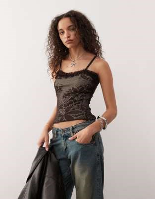 Коричневый топ с рюшами и цветочным рисунком от Collusion с регулируемыми бретельками 11178373