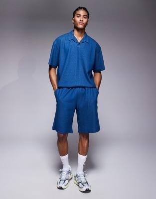 Текстурированные шорты ADPT денимового цвета с эластичным поясом и функциональными карманами 11229096