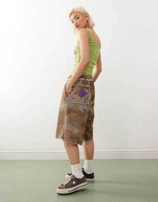 Молодёжные шорты COLLUSION с камуфляжным узором, эластичным поясом и удлинённым фасоном 11234485