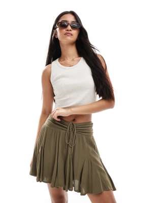 Шорты Miss Selfridge из текстурированной ткани с завышенной талией и рюшами, идеальные для повседневного стиля 11232716