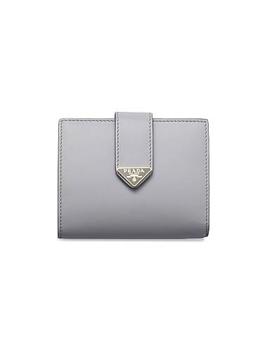 Prada Компактный кожаный кошелек на кнопке с одним отделением для купюр и тремя карманами для карт 11019733