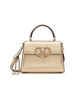 Valentino Garavani Маленькая сумочка VSling из металлизированной кожи карунг, украшенная кристаллами Swarovski и с регулируемым ремешком. 11016402