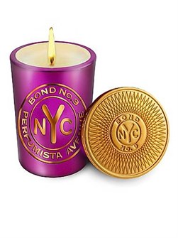 Bond No.9 New York Ароматическая свеча Perfumista Avenue с ароматом восточной розы и мускуса, время горения до 60 часов. 11018852