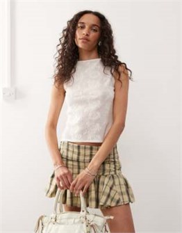 Топ COLLUSION без рукавов из текстурированного кремового трикотажа с лодочным вырезом 11037515