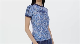 Футболка adidas Originals x Liberty London из мягкого хлопка приталенного силуэта с цветочным принтом и тремя полосками 10041567