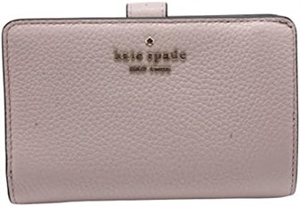 Kate Spade New York Компактный бумажник среднего размера из текстурированной кожи с защелкой, цвет розовый дым 11066185