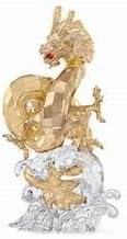 Swarovski Фигурка дракона с азиатскими символами, 464 грани, золотистая, символизирующая силу и удачу 11075900