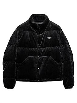 Оверсайз укороченная вельветовая куртка Prada с гусиной пуховой подкладкой, капюшоном и символикой 11035063