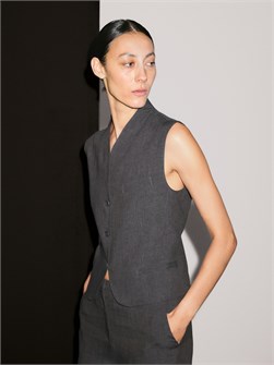 Стильный и легкий безрукавный жилет Massimo Dutti из 100% льна с V-образным вырезом и карманами 11202053