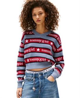 Лонгслив от Tommy Jeans с ярким логотипом, выполненный из мягкого хлопка, свободный фасон, V-образный вырез 11238548