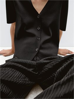 Кардиган Massimo Dutti вязанный с короткими рукавами и V-образным вырезом на пуговицах 11202039