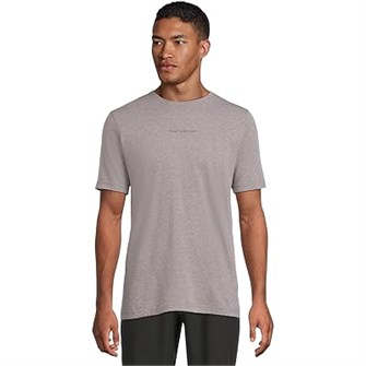 Классическая футболка Maiden Voyage от Travis Mathew, хлопок и полиэстер, большая графика на спине 11227408