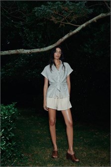 Стильная полосатая льняная рубашка Zara с воротником, короткими рукавами и завязкой спереди 11168905