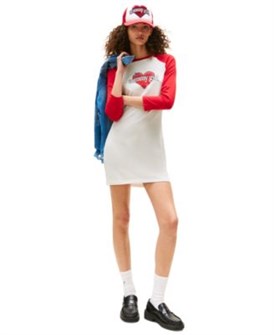 Молодёжное платье-футболка Tommy Jeans с регланами, укороченными рукавами и рюшами, украшена стразами 11236441