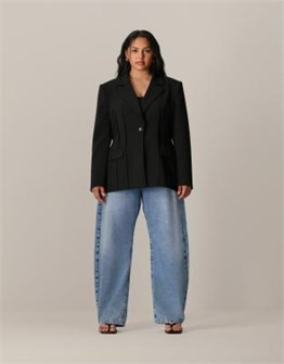 Женский костюмный пиджак ARRANGE Curve с облегающим силуэтом, черного цвета, двухпуговичный. 11229123