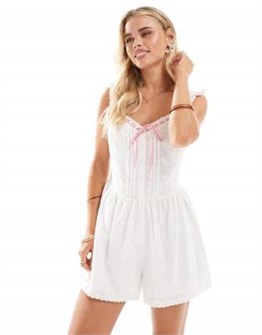 Комбинезон Miss Selfridge Petite с клетчатой вышивкой, кружевным декольте и фиксированными бретелями 11230686