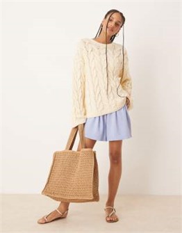 Объемный свитер с косым вязанием Gina Tricot в масляном цвете с круглым вырезом и рифлеными краями 11202410