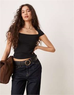 Топ от Gina Tricot чёрного цвета, короткие рукава, квадратный вырез, приталенный фасон 11228967