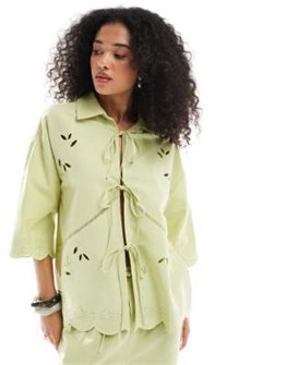 Блуза Native Youth с волнистыми краями, вышивкой и завязками спереди, с рукавами три четверти 11167127