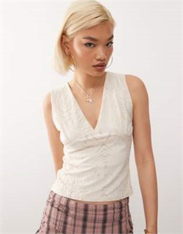 Топ из коллекции Reclaimed Vintage с V-образным вырезом, рюшем на груди и без рукавов, цвет слоновой кости, стандартная посадка 11231959