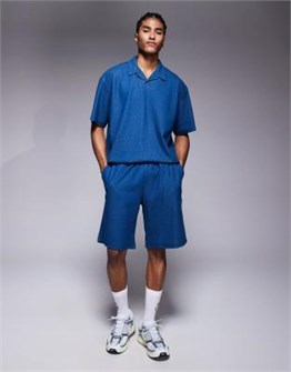 Текстурированные шорты ADPT денимового цвета с эластичным поясом и функциональными карманами 11229096