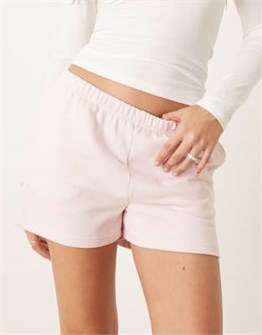 Шорты GINA TRICOT из мягкого светло-розового джерси с боковыми карманами и эластичным поясом 11202409