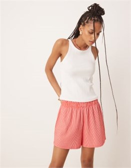 Шорты GINA TRICOT в красно-белую полоску с эластичным поясом и обычной посадкой 11201838