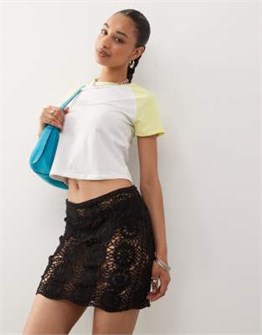 Мини-юбка из черного вязаного трикотажа с эластичным поясом и средней посадкой от COLLUSION 11171145