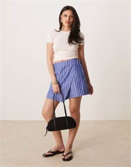 Мини-юбка Gina Tricot с бело-голубыми полосками и завязкой спереди, средней высоты, стандартная посадка 11202413