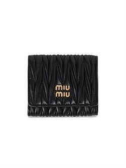 Miu Miu Матлассе кошелек из овечьей кожи с металлическим логотипом и многочисленными карманами 11167573