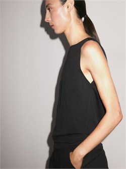 Созданный в 100% хлопке топ с драпировкой и глубоким вырезом на спине от Massimo Dutti 11234987