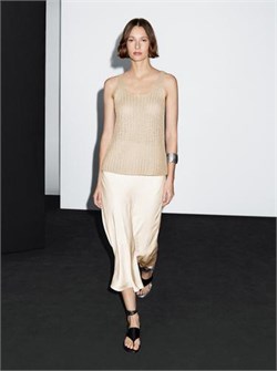 Льняной топ с круглым вырезом от Massimo Dutti, идеальный для летнего образа 11229510