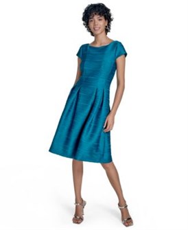 Молодёжное платье от Jessica Howard: футляр с короткими рукавами, расклешённой юбкой и лодочным вырезом 11171996