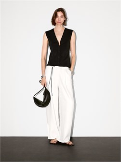 Жилет без рукавов с поясом и V-образным вырезом из вязаного материала от Massimo Dutti 11202037