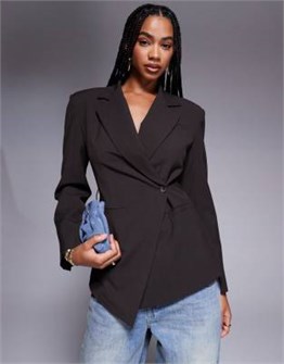 Шоколадный приталенный пиджак ASOS DESIGN с асимметричным низом 11012928