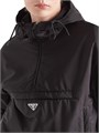 Спортивная куртка с капюшоном Re-Nylon от Prada, с эластичными манжетами и карманами на молнии 11019699