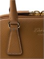 Prada Средняя сафьяновая кожаная сумка с золотой фурнитурой, застежкой на молнии и двумя карманами 11011551