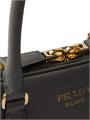 Prada Средняя сафьяновая кожаная сумка с золотой фурнитурой, застежкой на молнии и двумя карманами 11011551