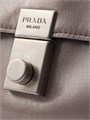 Prada Средняя кожаная сумка с наппа-отделкой, 32x16.5x10 см, с ручкой и двумя карманами 11008180