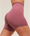 Шорты Whitney от Gymshark с высоким поясом, изготовленные из мягкой ткани из 78% нейлона и 22% эластана, идеальны для активного отдыха 11038221